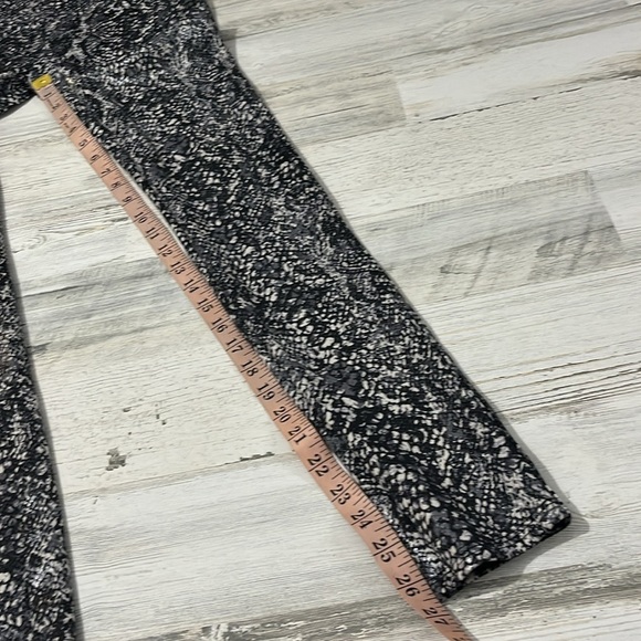 Spanx Snake Print Leggings Size Medium - Picture 11 of 11